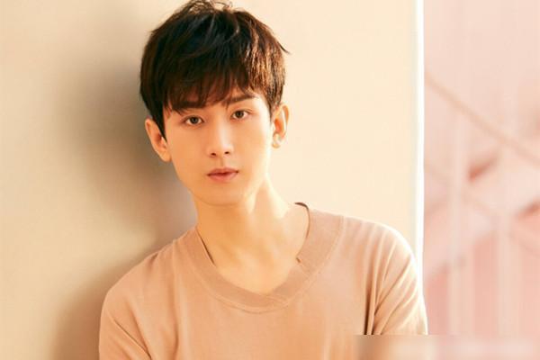 最新爆料成毅,神秘女友身份引热议，恋情细节揭秘